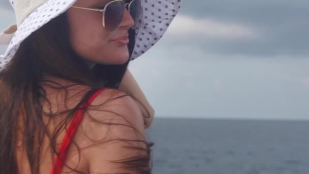 Dívka na jachtě v moři — Stock video