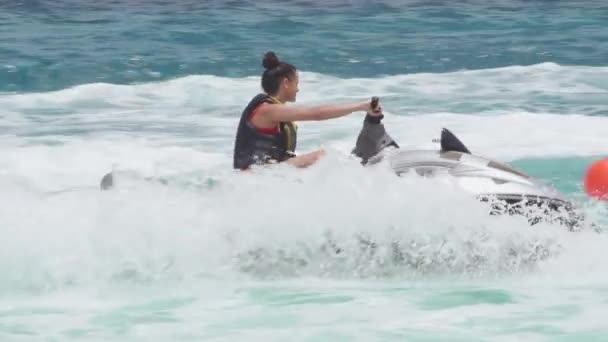 Fille chevauchant sur des jet skis dans la mer — Video