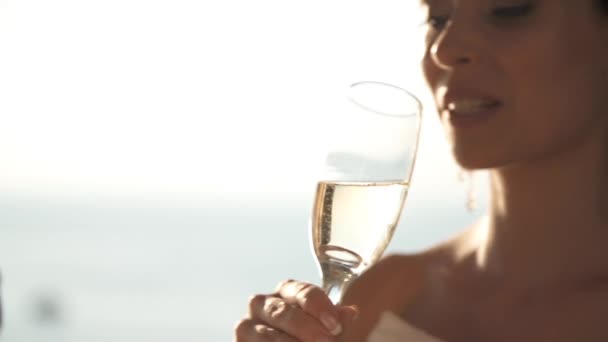 Un paio di drink uno Champagne — Video Stock