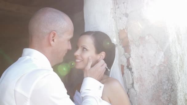 Brautpaar küsst sich — Stockvideo