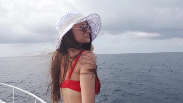 Девушка на яхте в море — стоковое видео