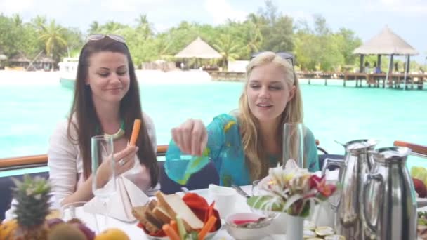 Freundinnen frühstücken im Resort — Stockvideo
