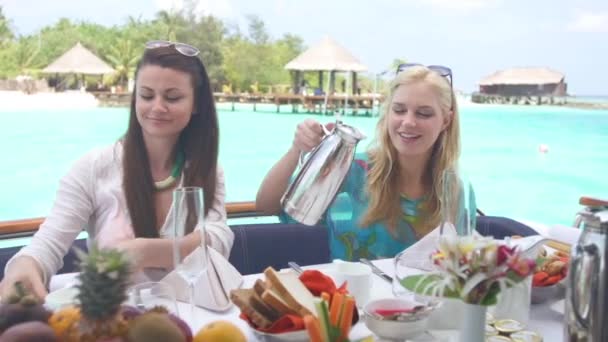 Girls vänner njuta av sitt kaffe på båt — Stockvideo