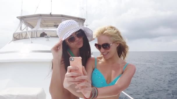 Meisje op een jacht op zee doen zelf — Stockvideo