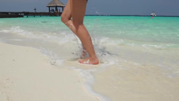 Gambe femminili spruzzando acqua poco profonda — Video Stock