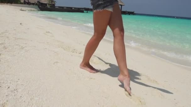 Frau rennt in Richtung tropisches Meer — Stockvideo