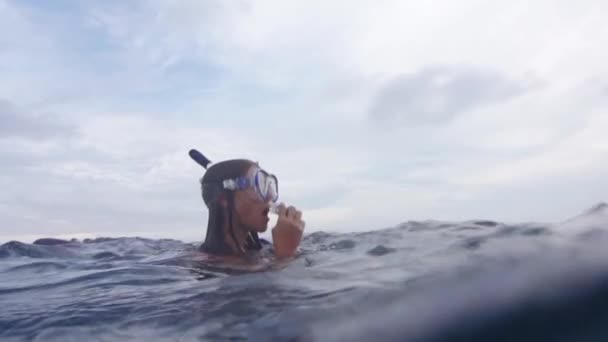 Niñas nadando en el mar — Vídeos de Stock