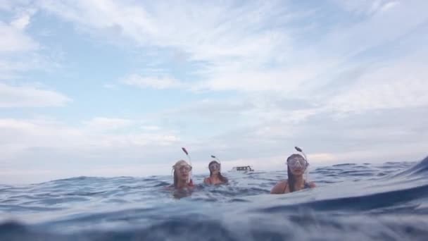 Meisjes zwemmen in de zee — Stockvideo