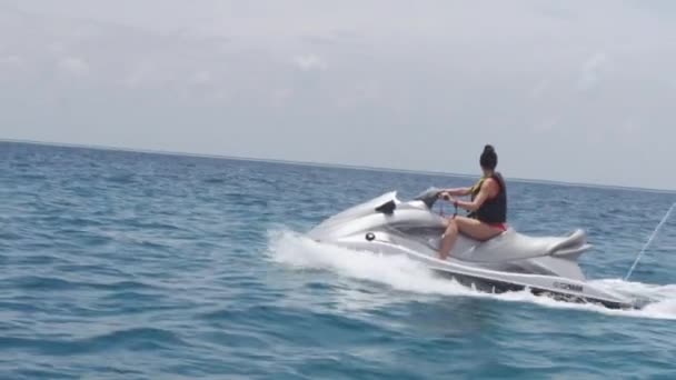 Jet ski denizin içinde sürme kız — Stok video