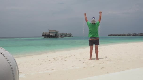 Uomo che salta con gioia sulla spiaggia — Video Stock