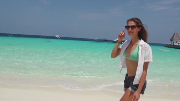 장난 스럽게 해변을 따라 실행 하는 여자 — 비디오
