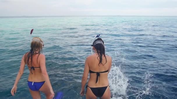 Κορίτσια άλματα στον ωκεανό — Αρχείο Βίντεο