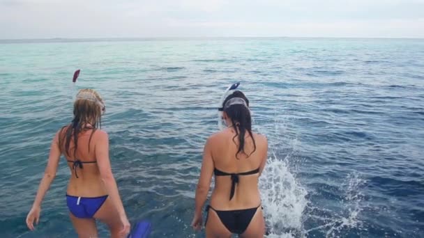 Ragazze che saltano nell'oceano — Video Stock