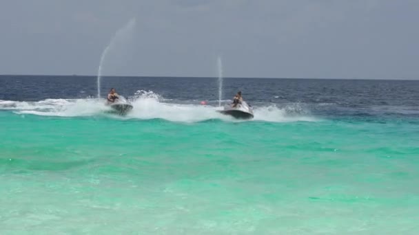 Novias montando en motos acuáticas en el mar — Vídeo de stock