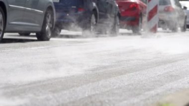 Yeni bir yol üzerinde trafik sıkışıklığı