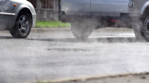 Uitlaat gassen uit auto 's — Stockvideo