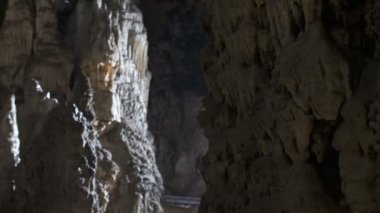 Kireçtaşı yapıları içinde mağara