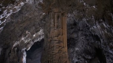 Görkemli kireçtaşı ayağı Mağarası