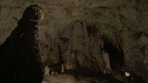 Stalaktity a stalagmity uvnitř jeskyně — Stock video