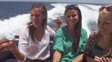 Kadın arkadaşlar soğuk içecekler servis