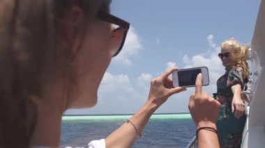 Kadın güzel arkadaşı fotoğraflarını çeker