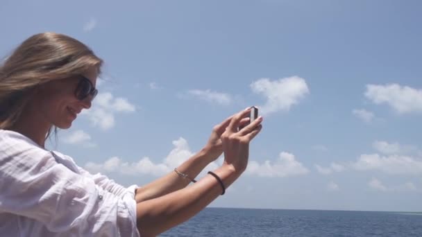 Mujer turista toma fotos — Vídeo de stock