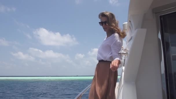 Modelo de moda poses em luxuoso barco — Vídeo de Stock