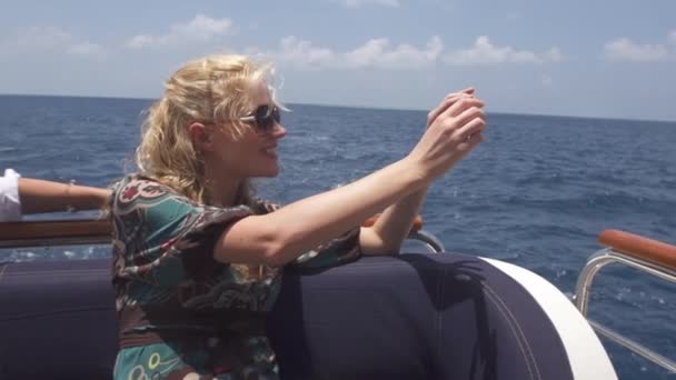 Mujer Tourists Making Selfie En barco — Vídeo de stock