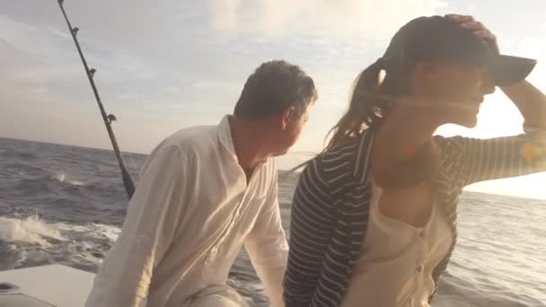 Pareja de crucero hacia la puesta del sol — Vídeos de Stock