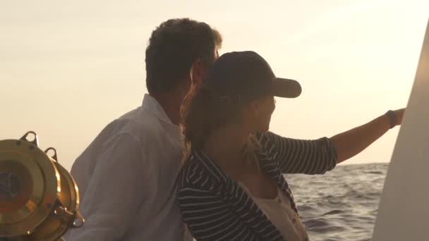 Mann und Frau beobachten die untergehende Sonne — Stockvideo