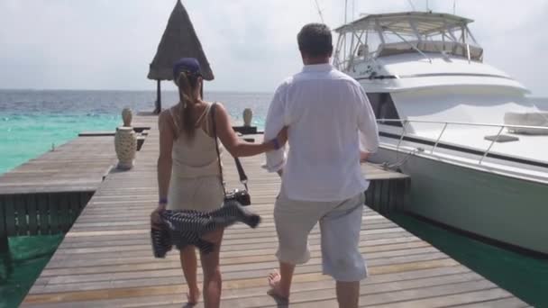 Couple Approaching Cruise Boat — Stock Video