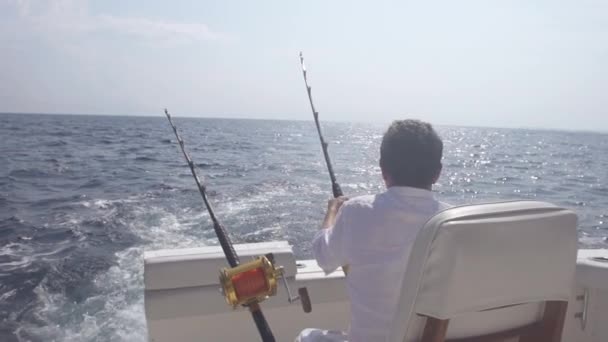 Uomo Posizionamento Rod per la pesca — Video Stock