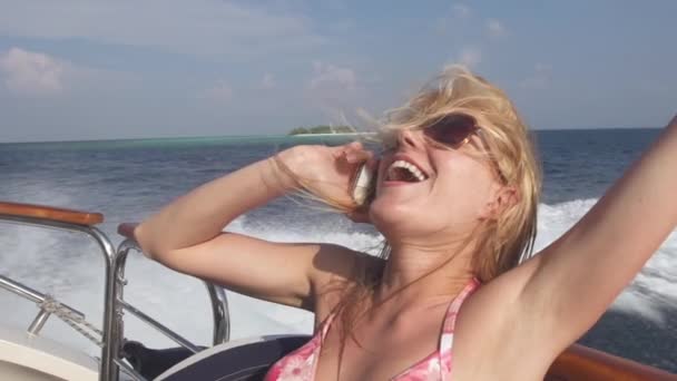 Mujer hablando por teléfono durante el paseo en barco — Vídeo de stock