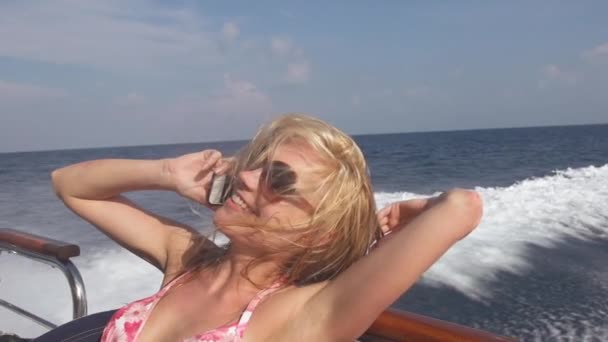 Женщина делает телефонный звонок на лодке — стоковое видео