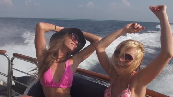 Mulheres amigos se divertindo no barco — Vídeo de Stock