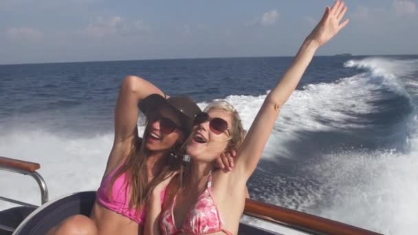 Belles femmes amis monter sur le bateau — Video