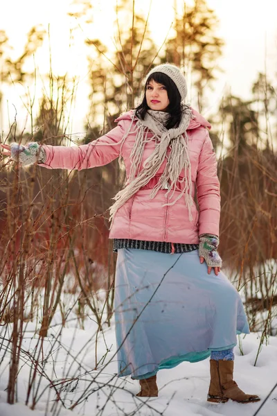 Kış ormanındaki kadın