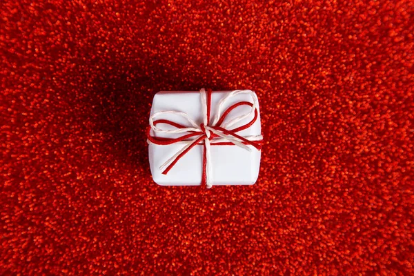 Маленький Білий Подарунок Червоному Блискучому Тлі Секвени Збоку Концепція Валентина — стокове фото