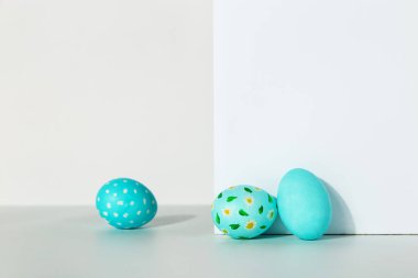 Beyaz arka planda süslü Paskalya yumurtaları. Kavram, kopyalama alanı.