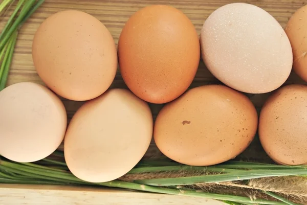 Eier in Holzkiste mit Gras — Stockfoto