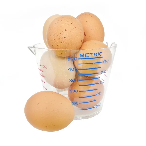 Ölçme kupa beyaz arka plan üzerinde içinde yumurta