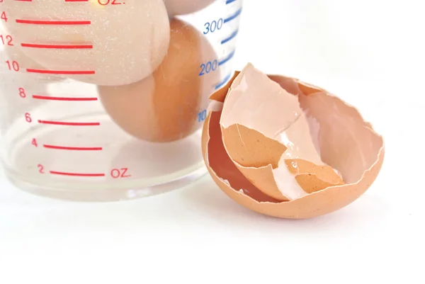 Brutet ägg skal närbild på vit bakgrund — Stockfoto