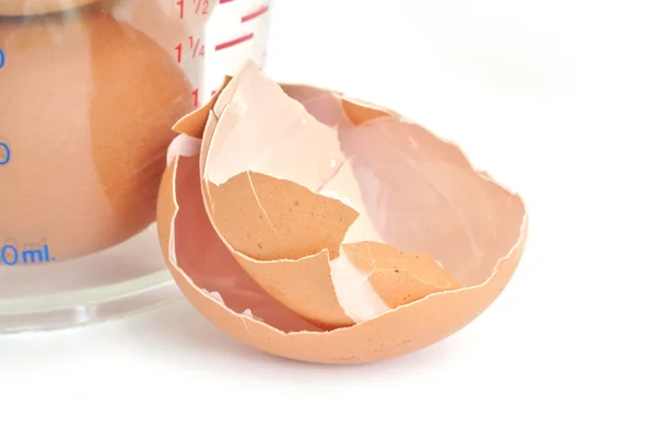 Guscio rotto uovo primo piano su sfondo bianco — Foto Stock