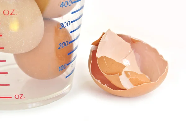 Зламана яєчна шкаралупа крупним планом на білому тлі — стокове фото