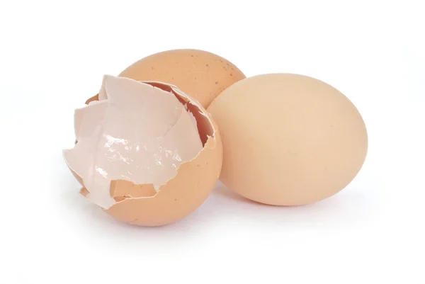 Kırık yumurta kabuğu beyaz arkaplanda yakın plan