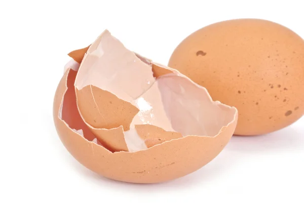 Kırık yumurta kabuğu beyaz arkaplanda yakın plan