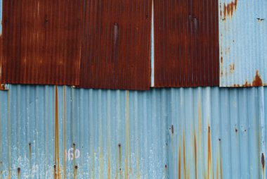 Paslanmış galvanize demir plaka.