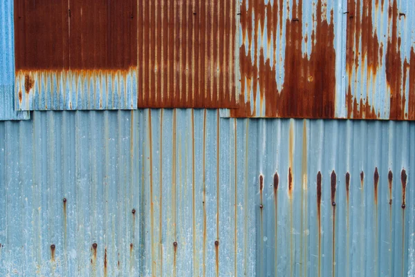 Paslanmış galvanize demir plaka.