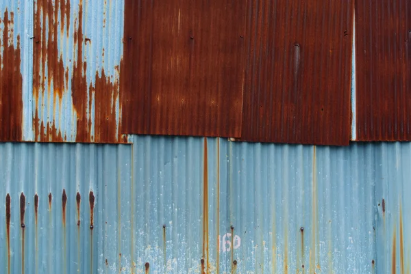 Paslanmış galvanize demir plaka.