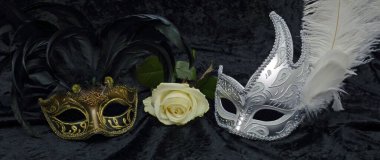 Siyah arka planda siyah beyaz karnaval maskeleri. Venedik Maskeli Karnavalı Gizemli